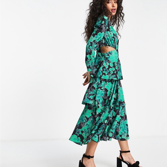 TOP SHOP: Petite cut out side tiered floral midi dress in green. Size 6P - Picture 2 of 3